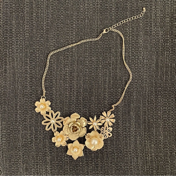 Jewelry - Brand new Retro Bib metal brushed gold tone Floral pearl necklace